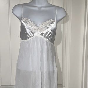 NEW! Gillian & O’Malley Lingerie Size Medium